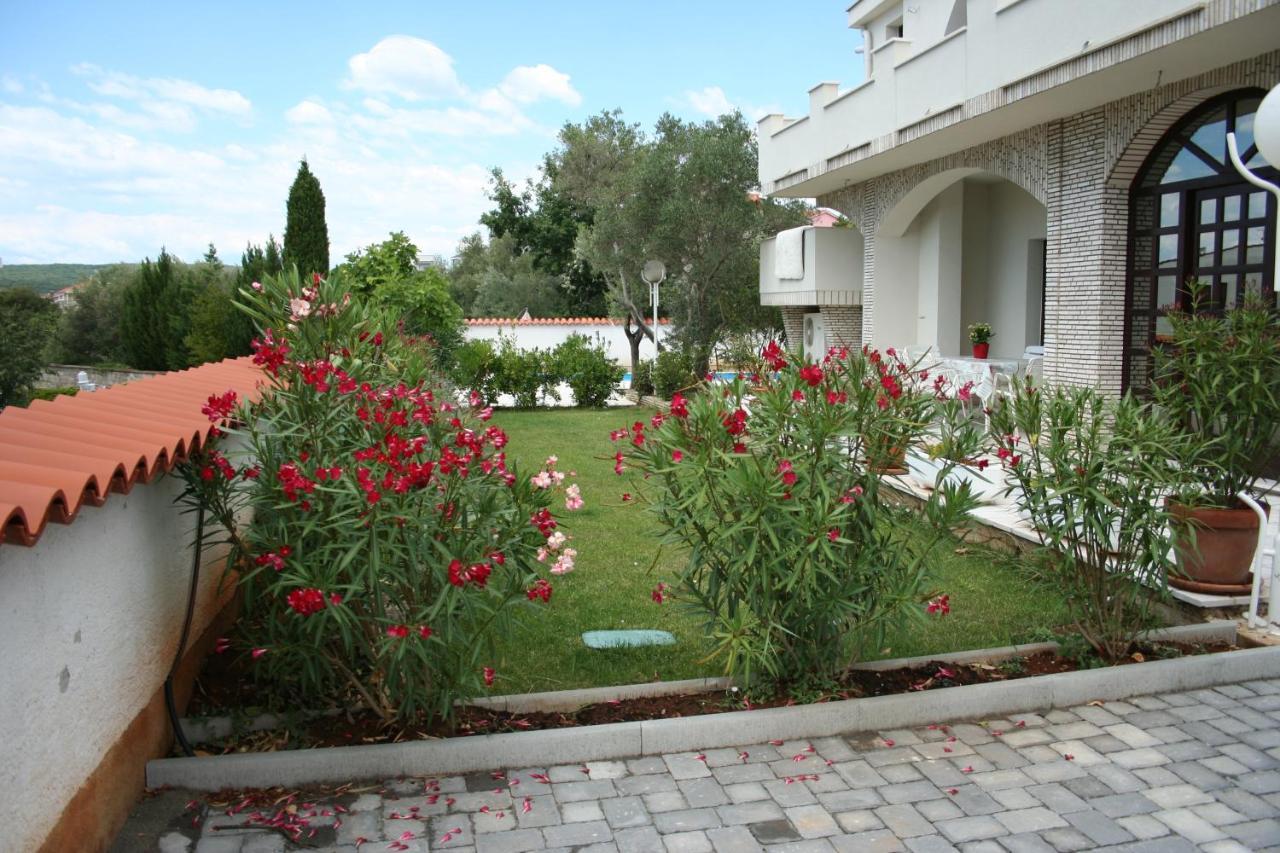 Tea With Private Pool Apartment