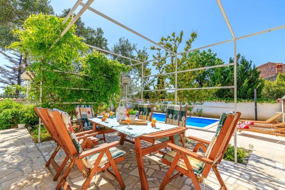 Tea With Private Pool Apartment
